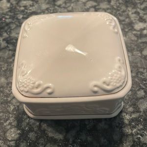 Paul Sebastian PS 1996 Limited Edition
White w Gold Trimmed Trinket Box 4” x 4”
